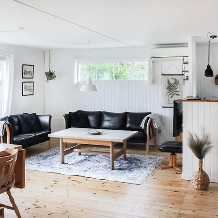 3 Bedroom Beautiful In Thyholm